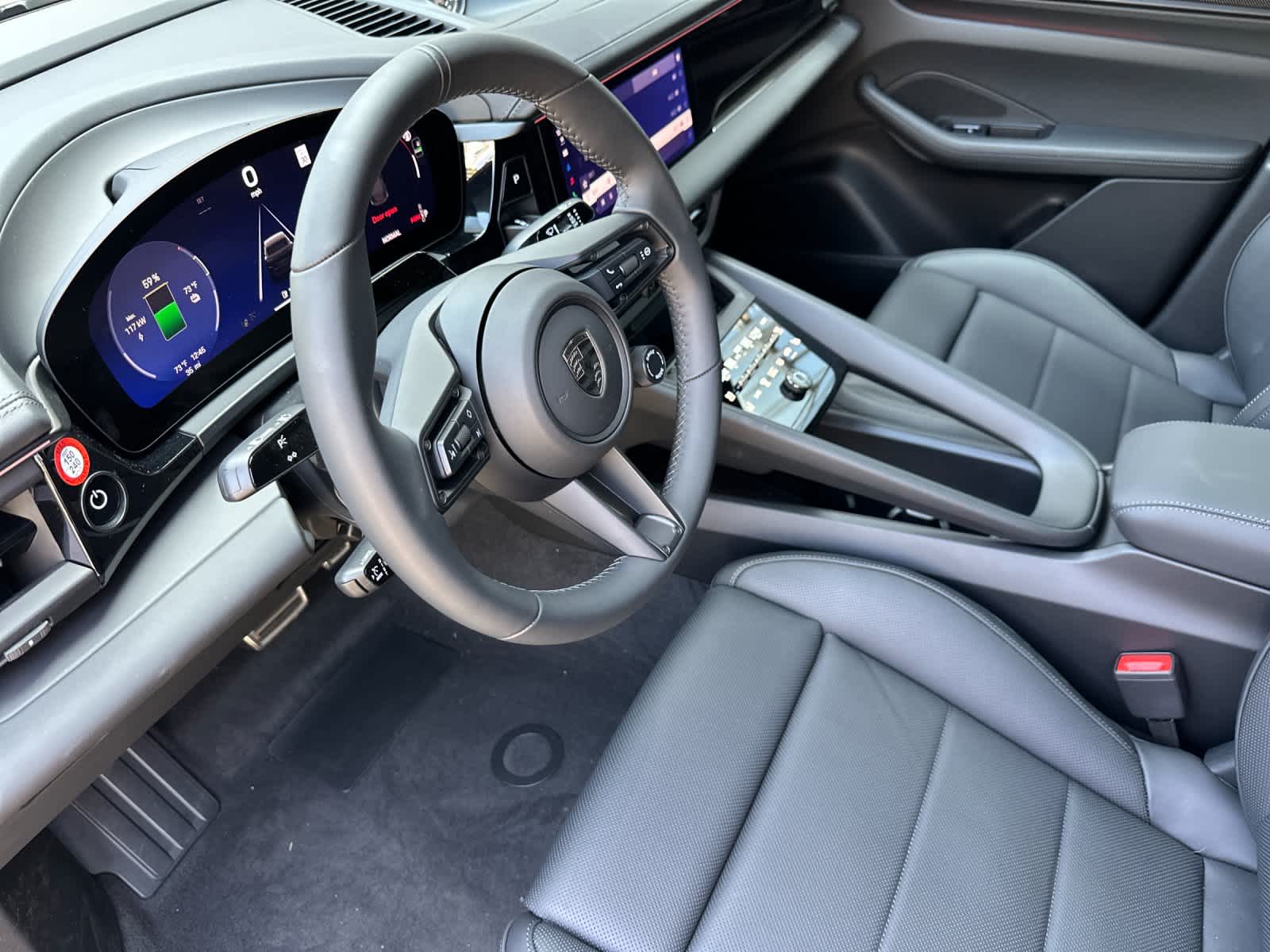 Thumbnail: 2026 Porsche Macan - 4