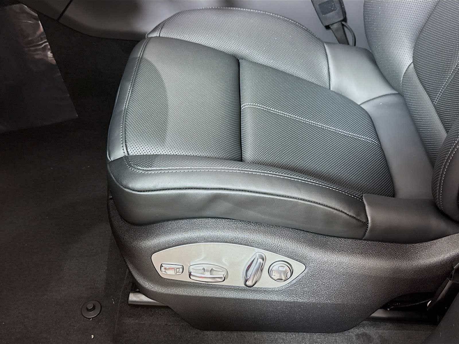 Thumbnail: 2025 Porsche Macan - 16