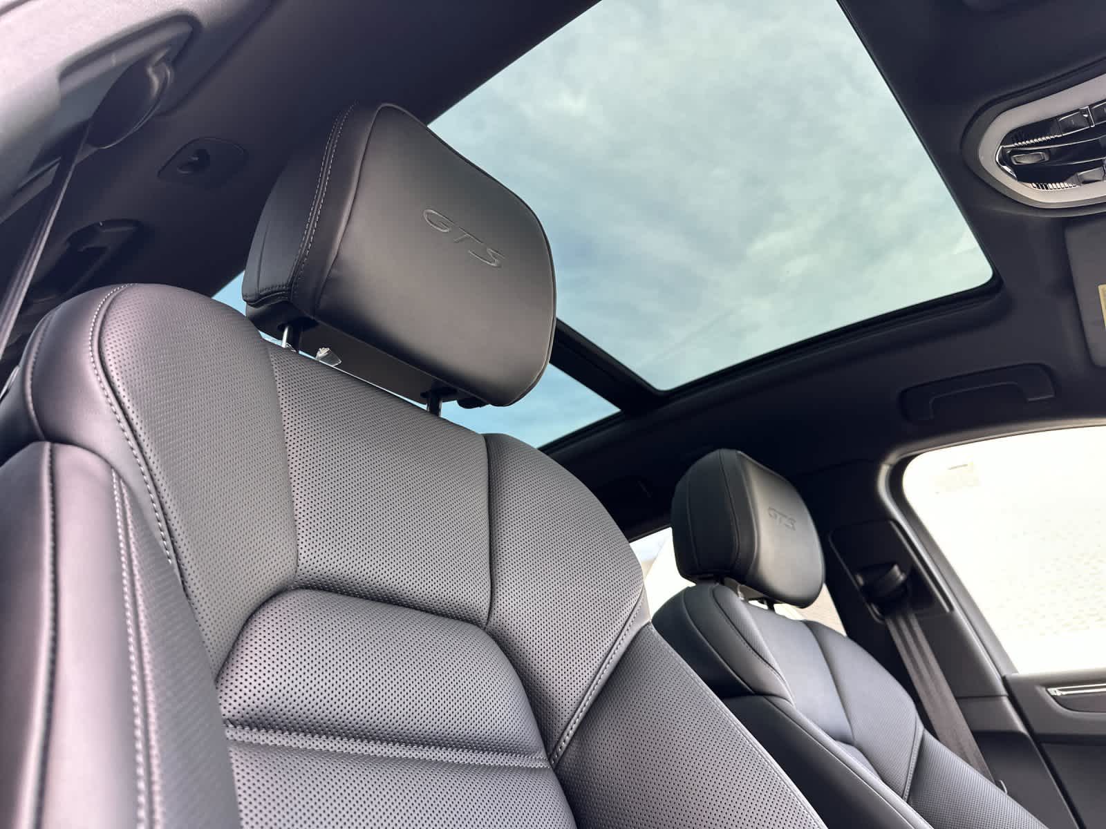 Thumbnail: 2026 Porsche Macan - 18