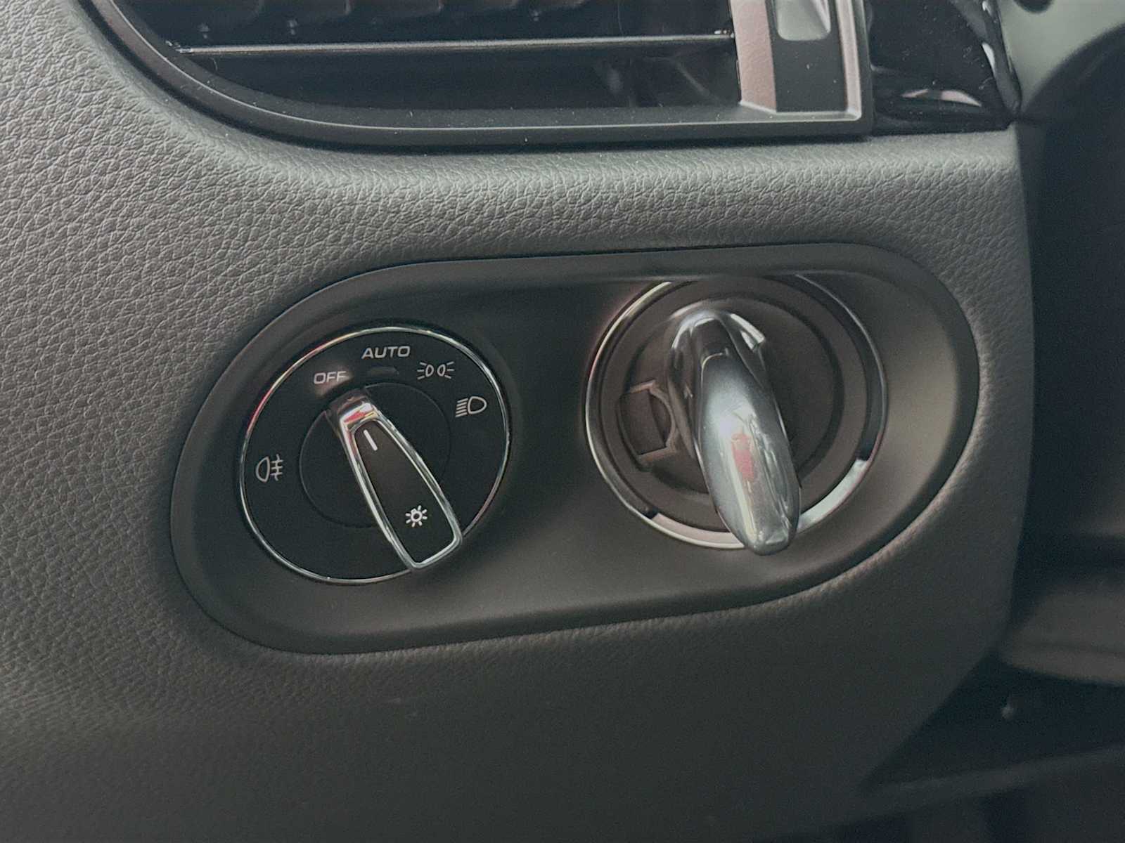 Thumbnail: 2026 Porsche Macan - 11