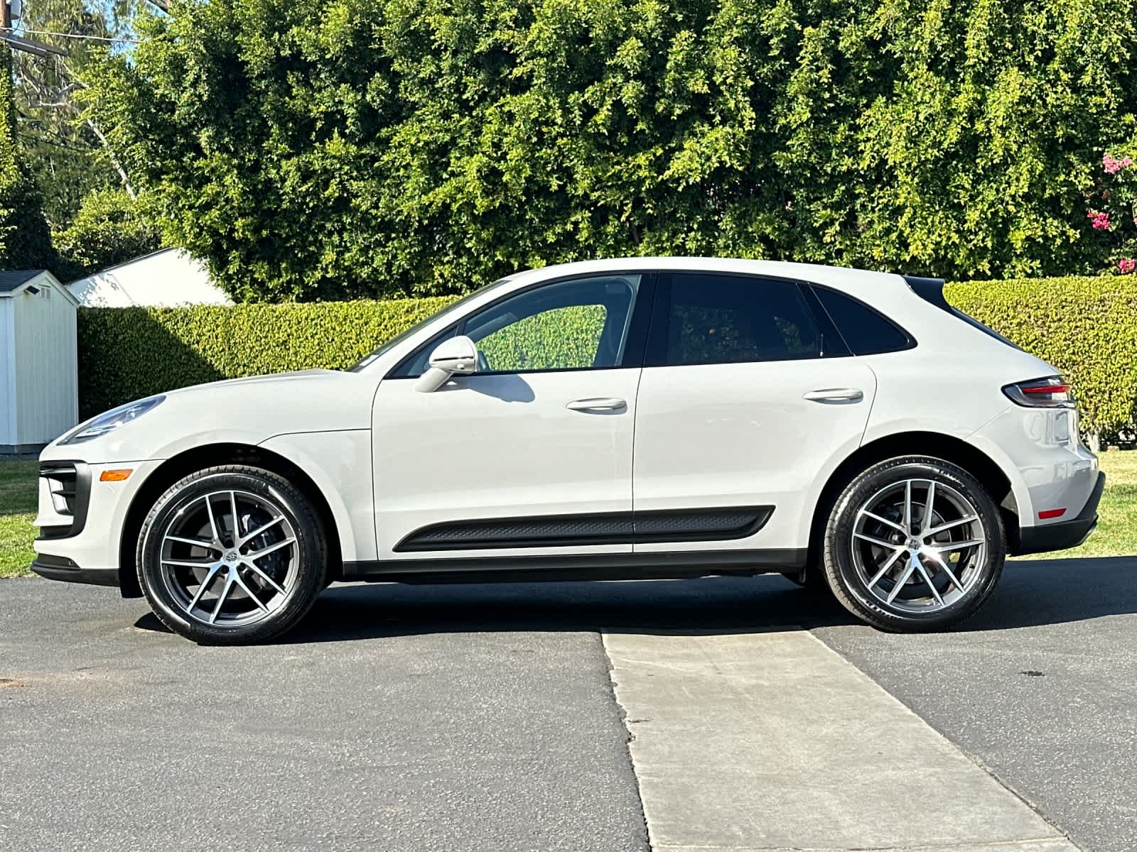 Thumbnail: 2025 Porsche Macan - 2