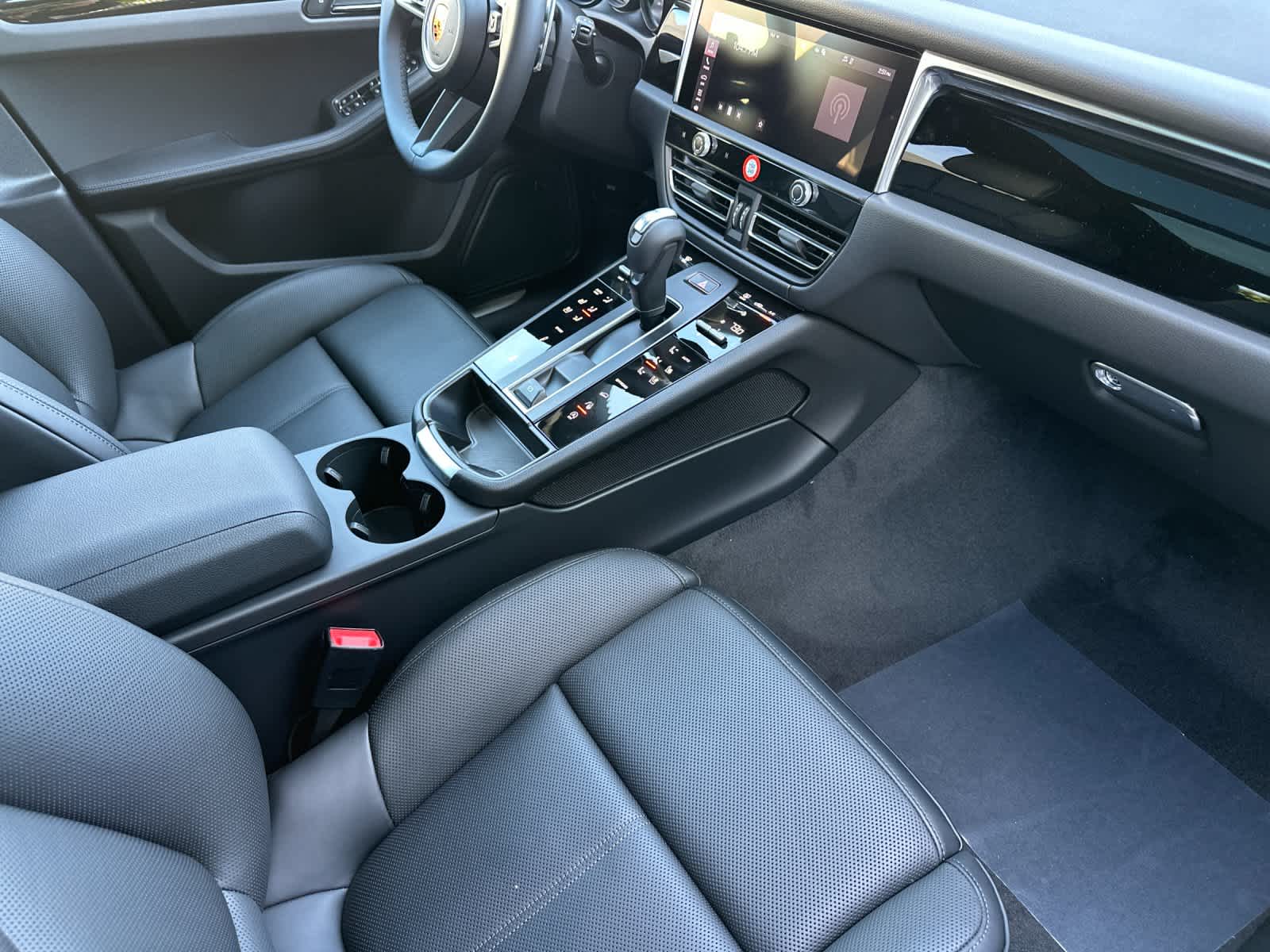 Thumbnail: 2026 Porsche Macan - 17