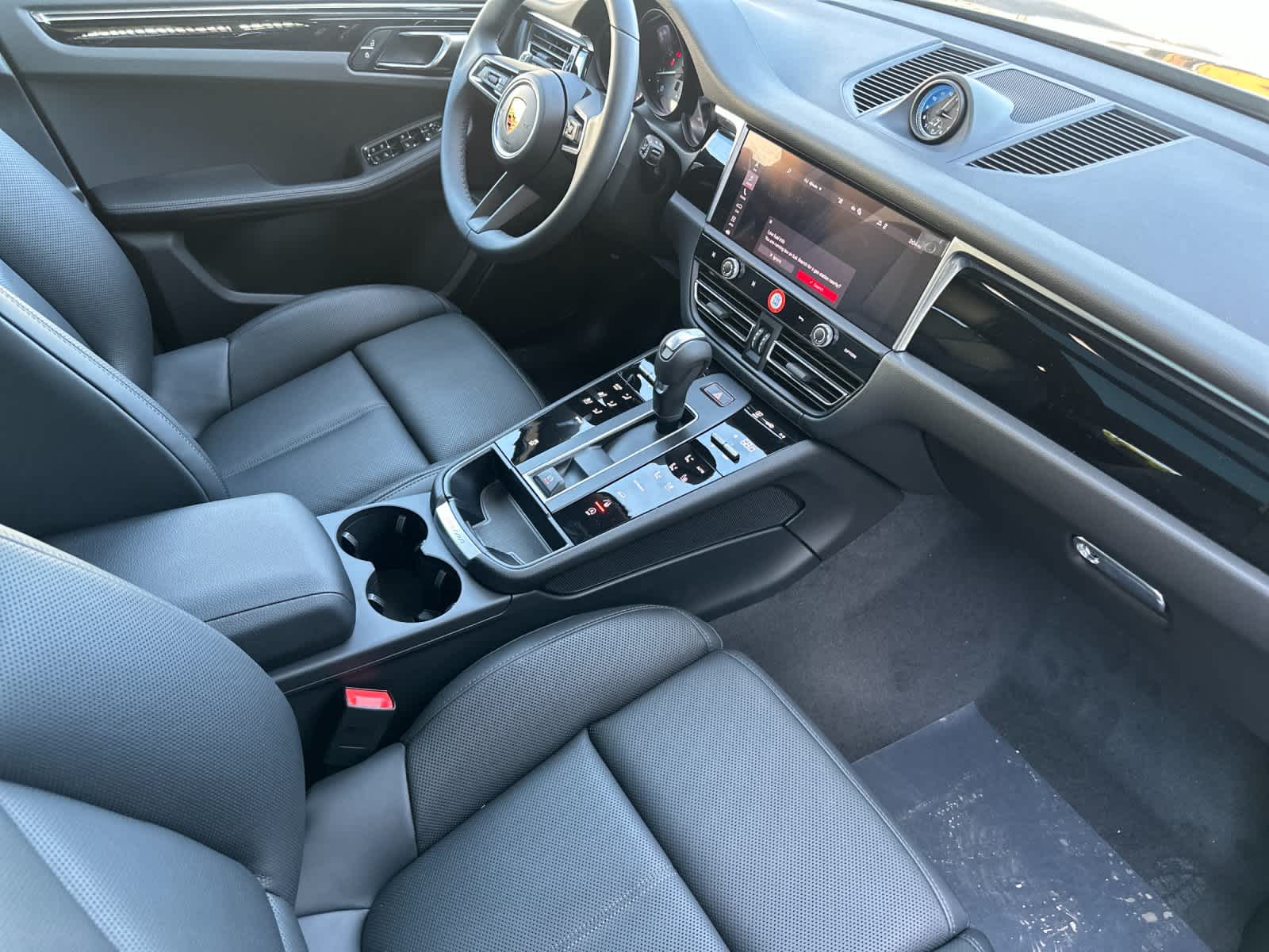 Thumbnail: 2026 Porsche Macan - 17