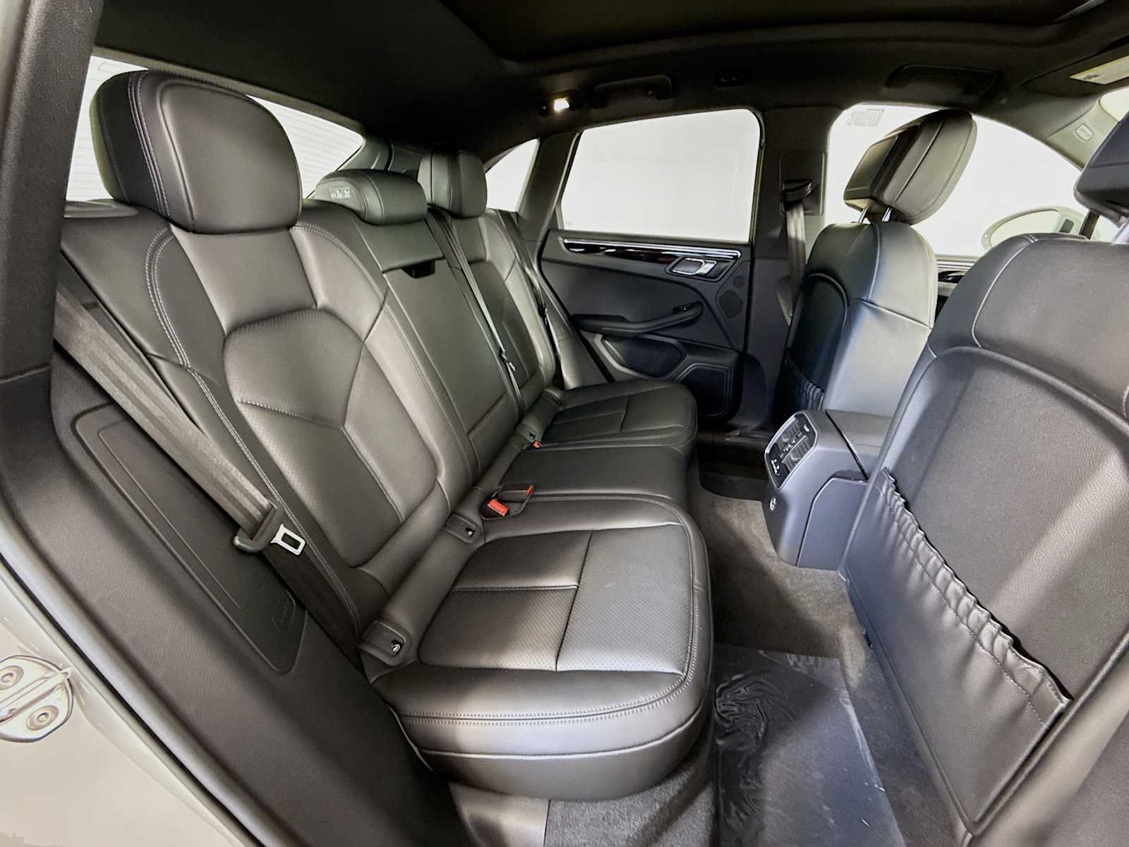 Thumbnail: 2026 Porsche Macan - 20