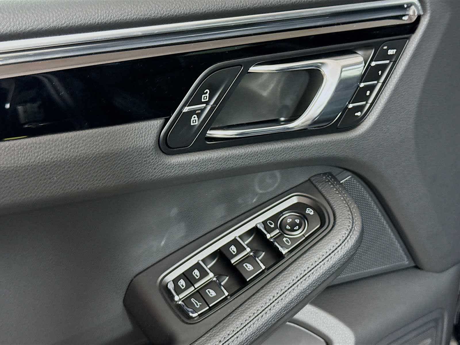 Thumbnail: 2025 Porsche Macan - 15