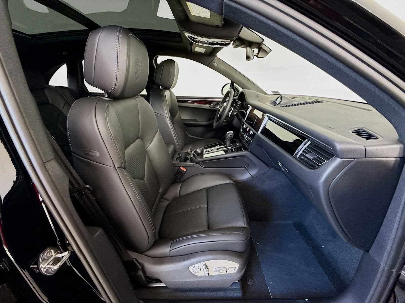 Thumbnail: 2026 Porsche Macan - 21