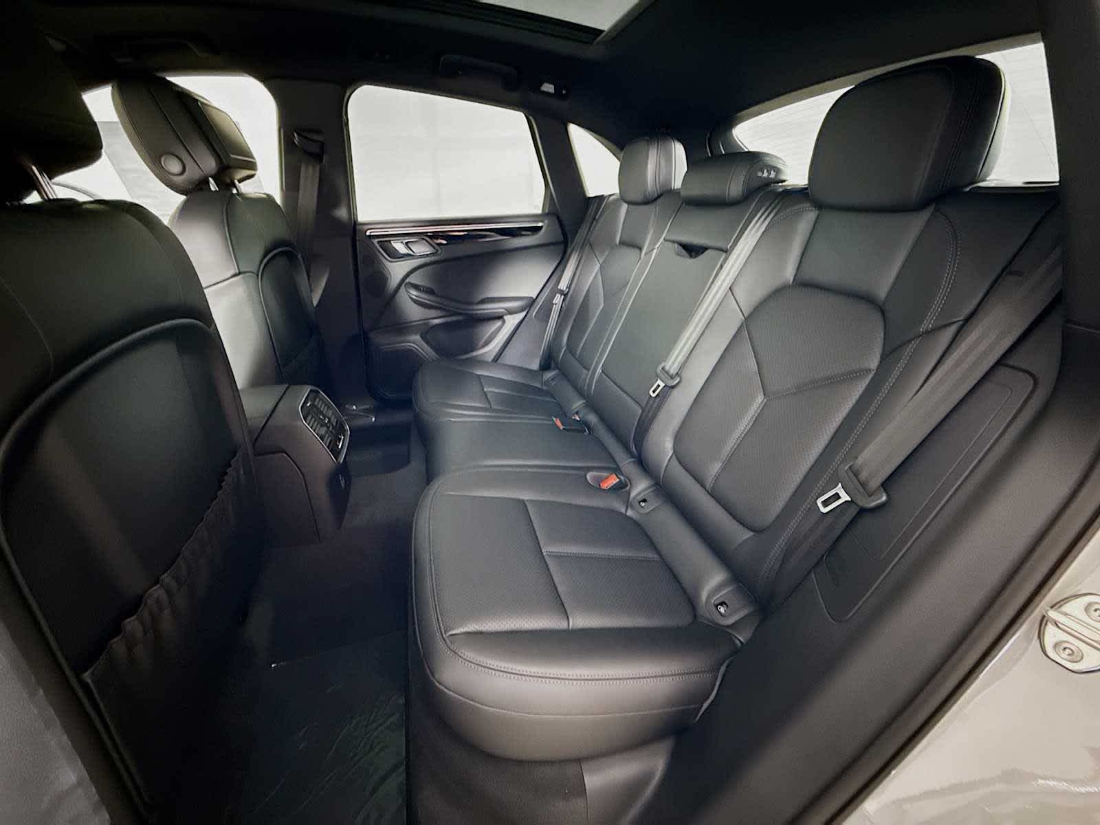 Thumbnail: 2026 Porsche Macan - 17