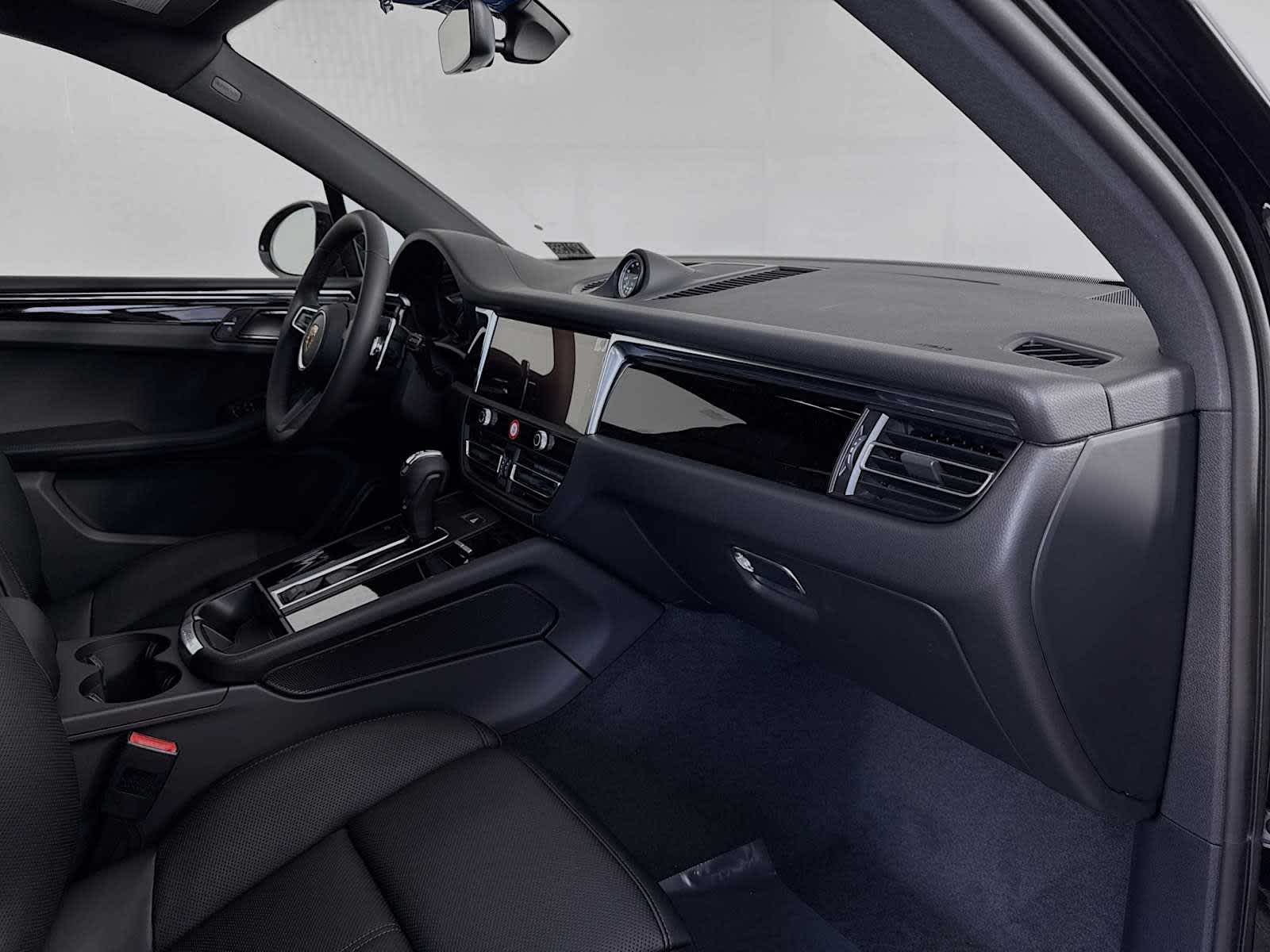 Thumbnail: 2026 Porsche Macan - 24