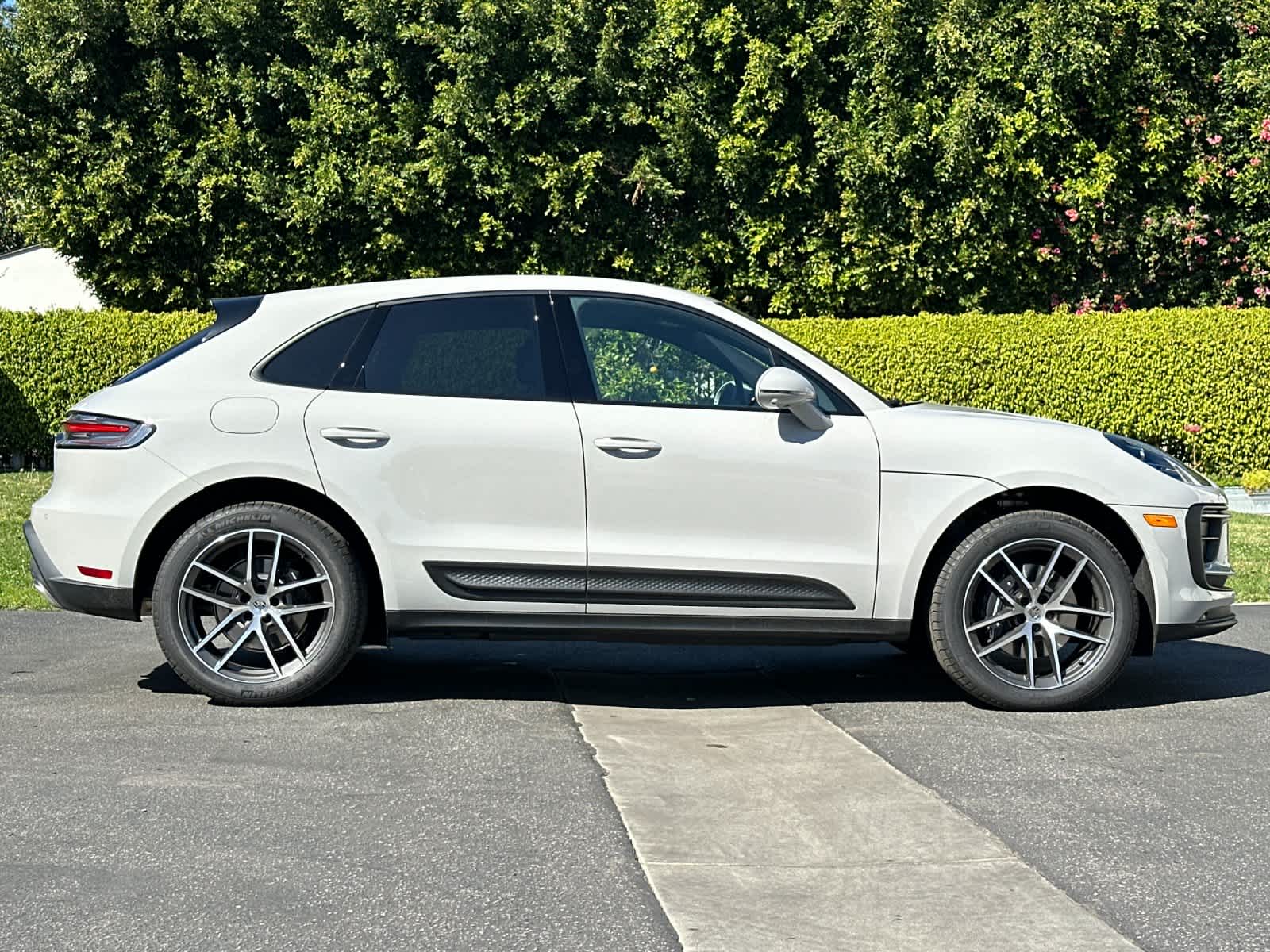 Thumbnail: 2026 Porsche Macan - 9