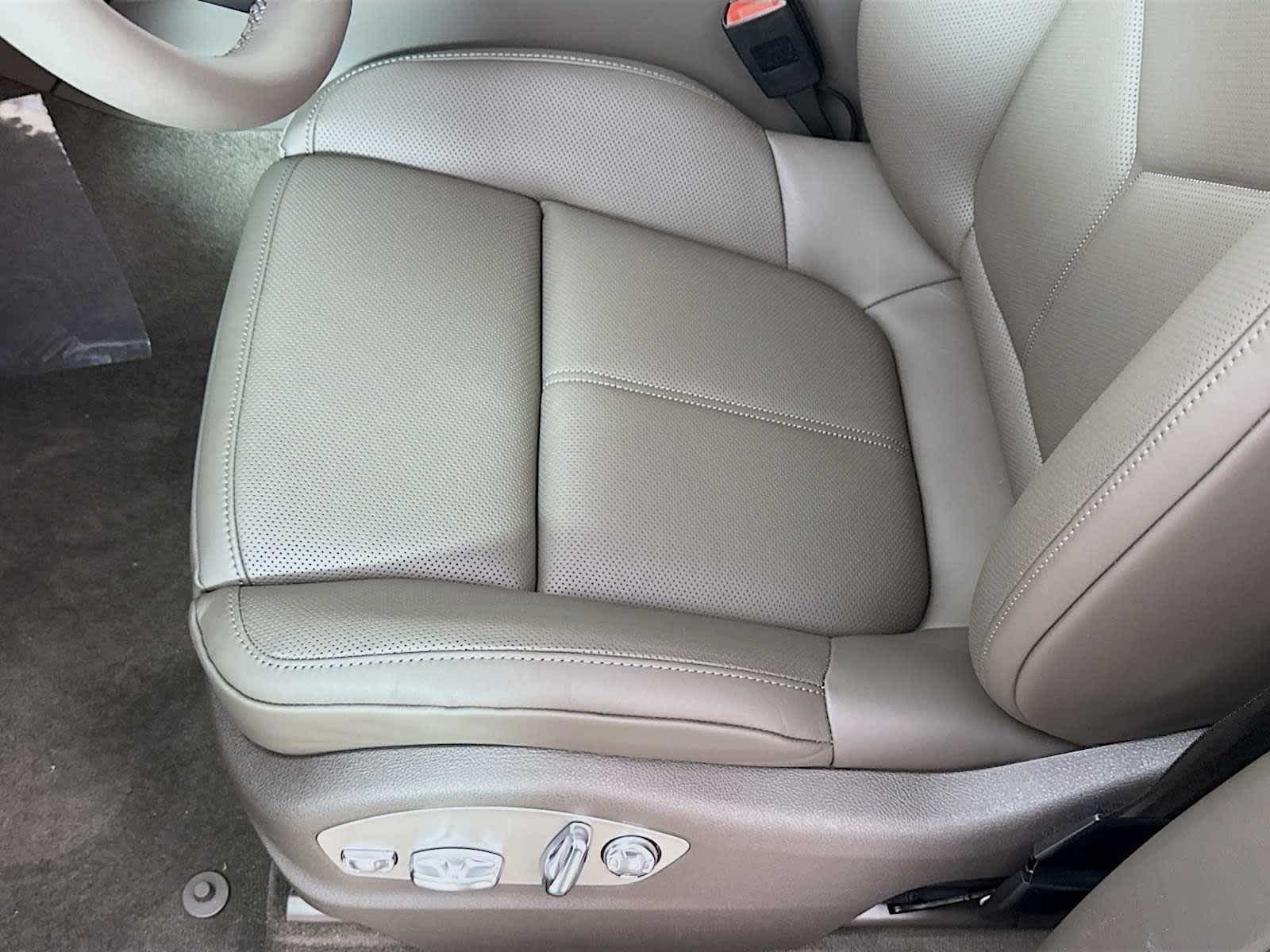 Thumbnail: 2026 Porsche Macan - 15