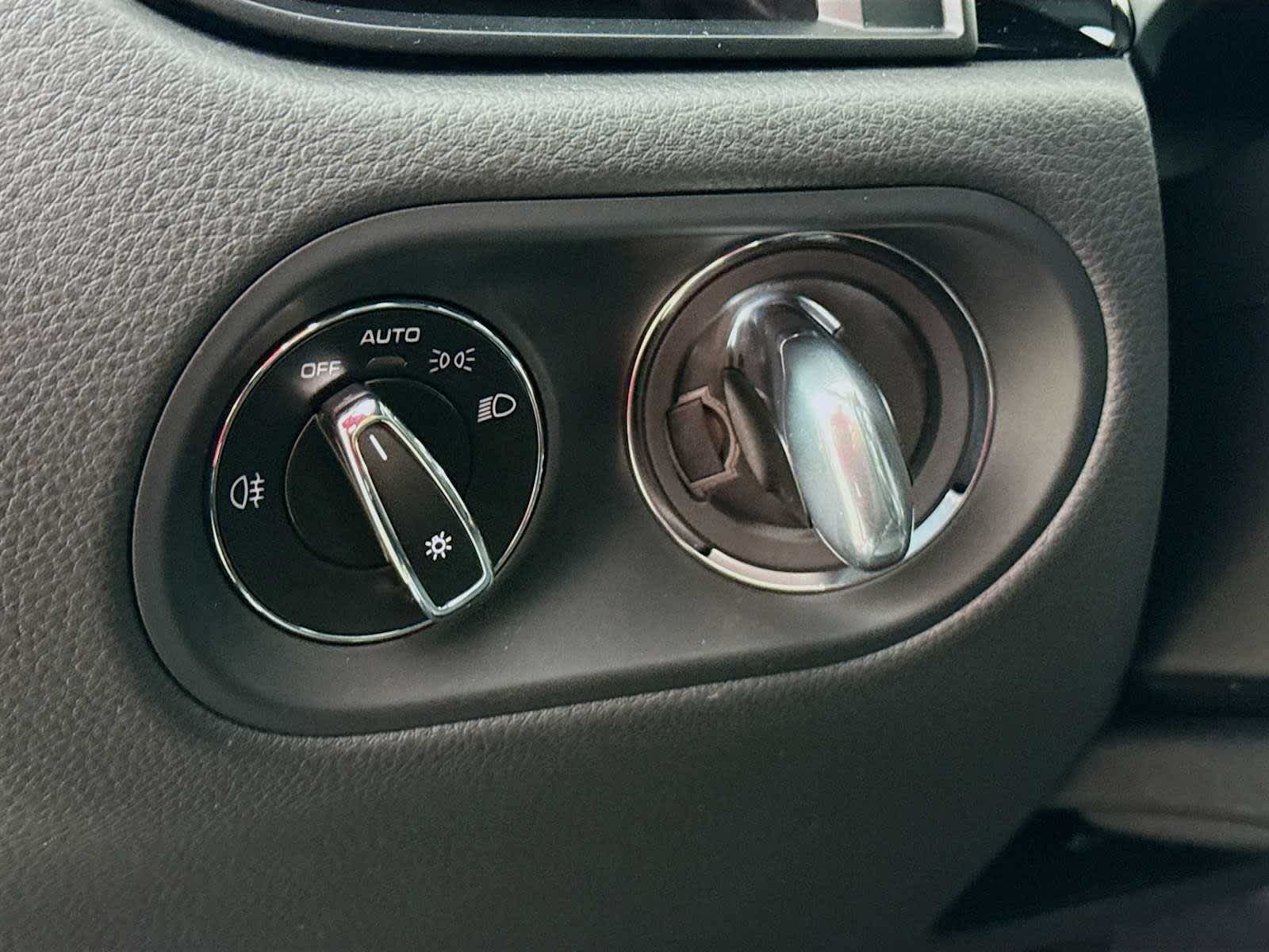 Thumbnail: 2026 Porsche Macan - 11