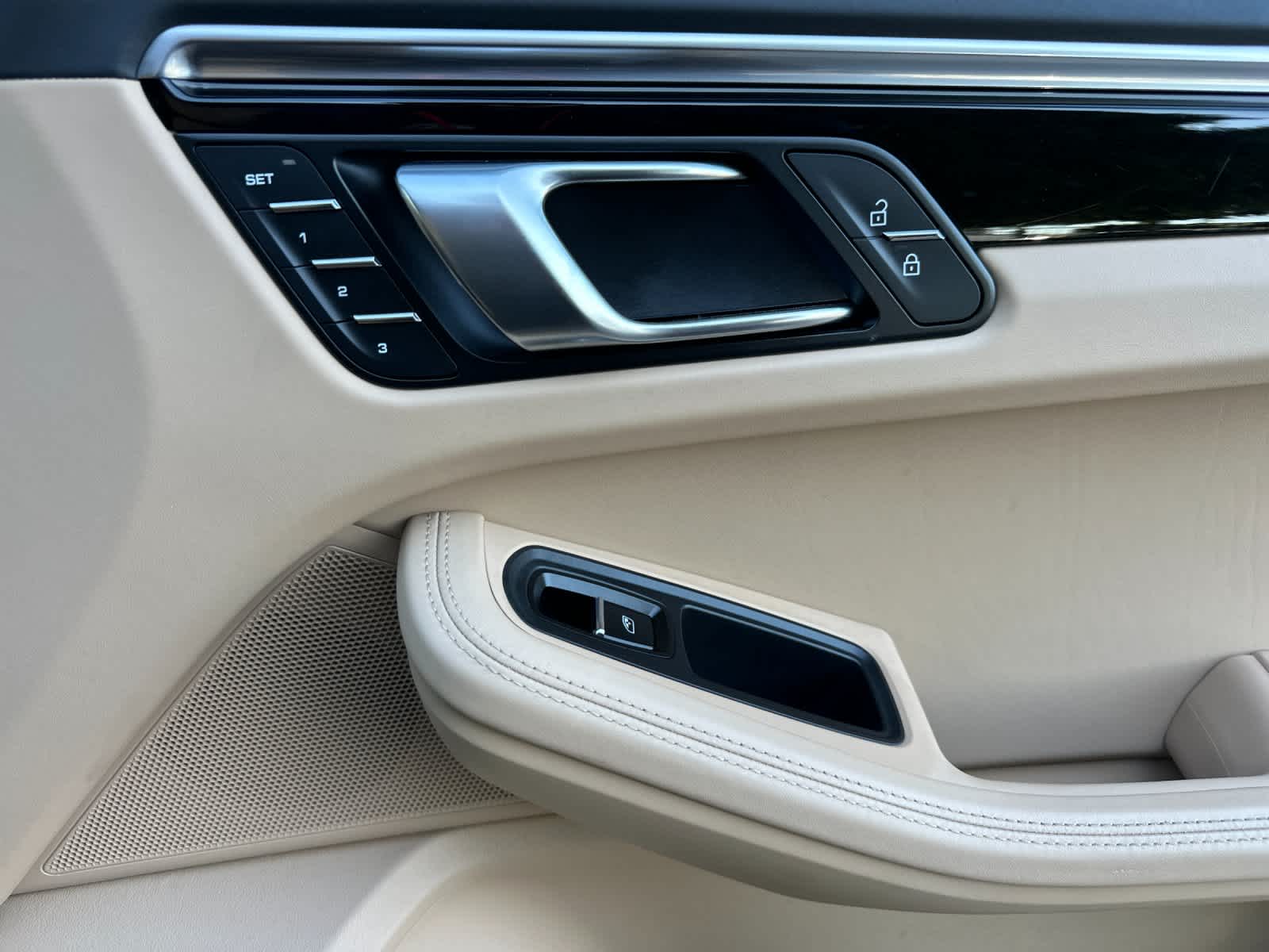 Thumbnail: 2023 Porsche Macan - 18