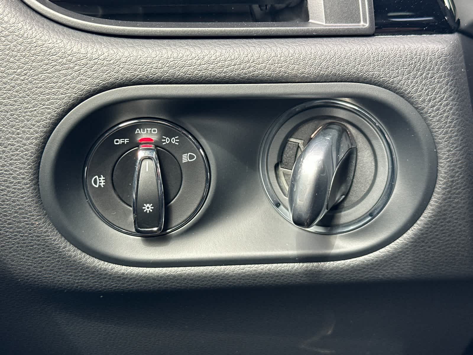 Thumbnail: 2026 Porsche Macan - 30