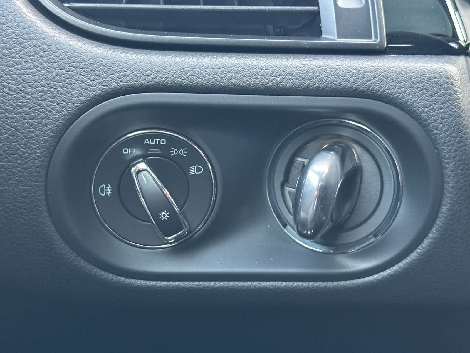 Thumbnail: 2026 Porsche Macan - 30