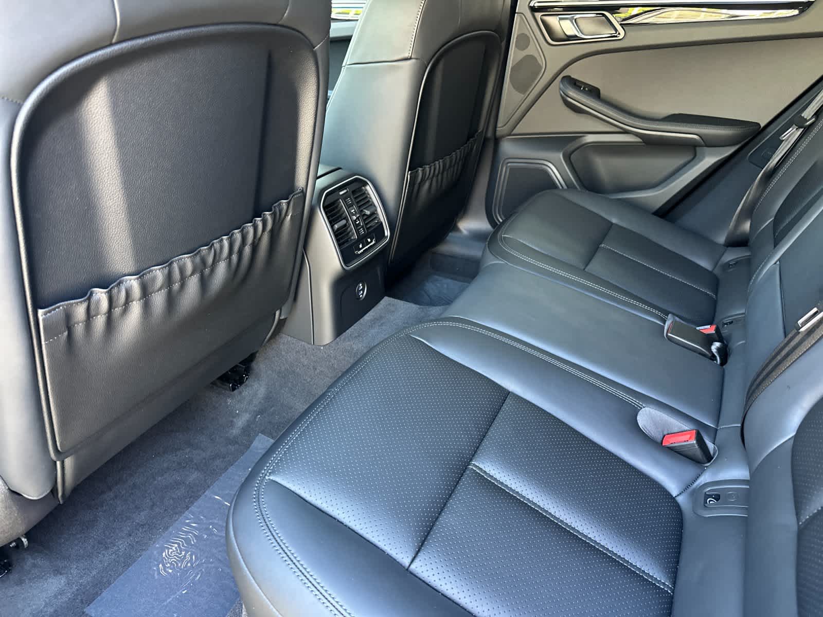 Thumbnail: 2026 Porsche Macan - 13