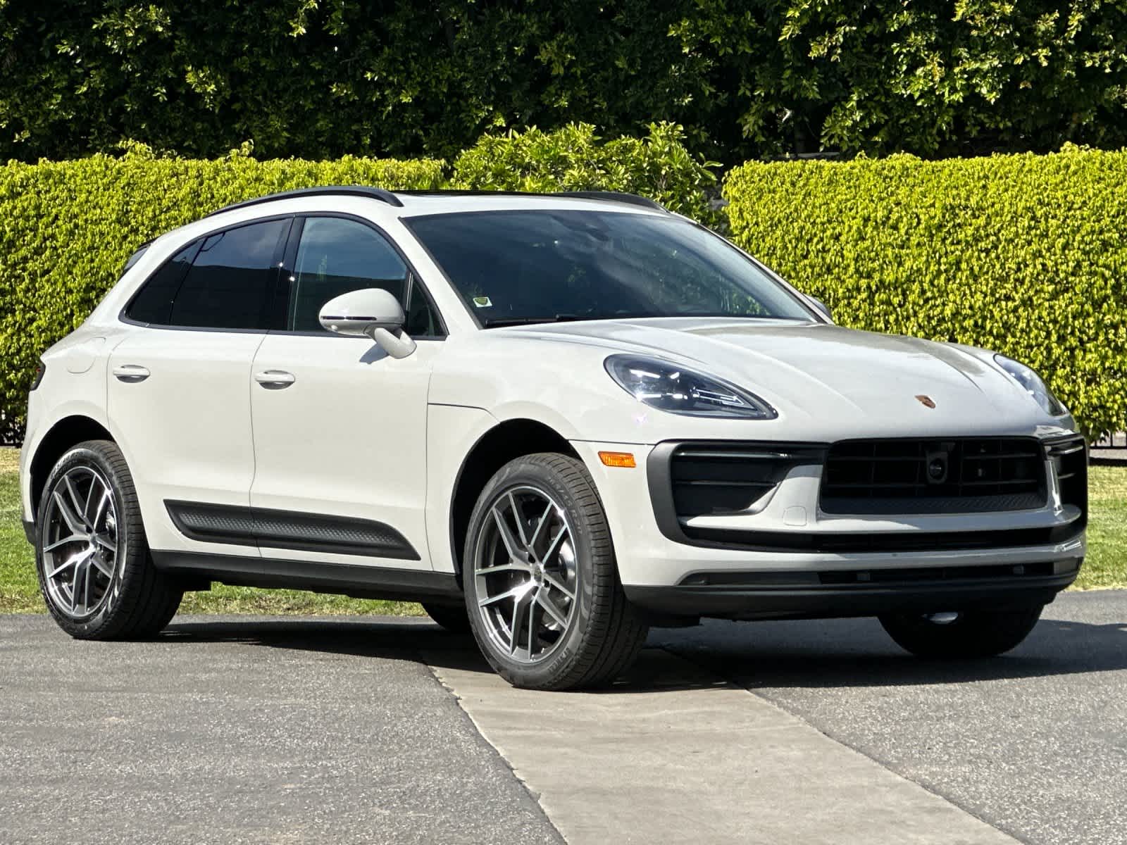 Thumbnail: 2026 Porsche Macan - 10