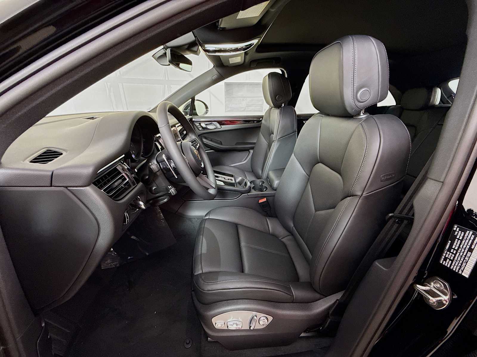 Thumbnail: 2026 Porsche Macan - 5