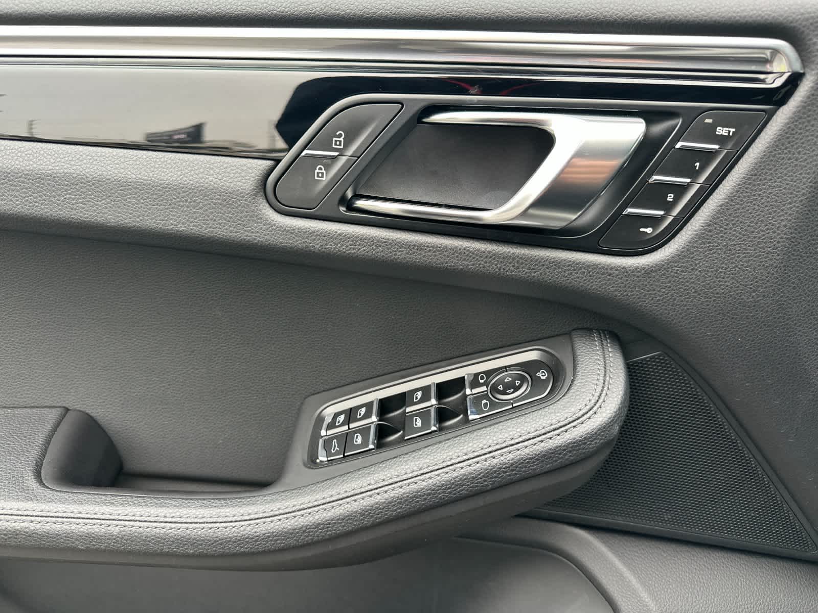 Thumbnail: 2025 Porsche Macan - 12