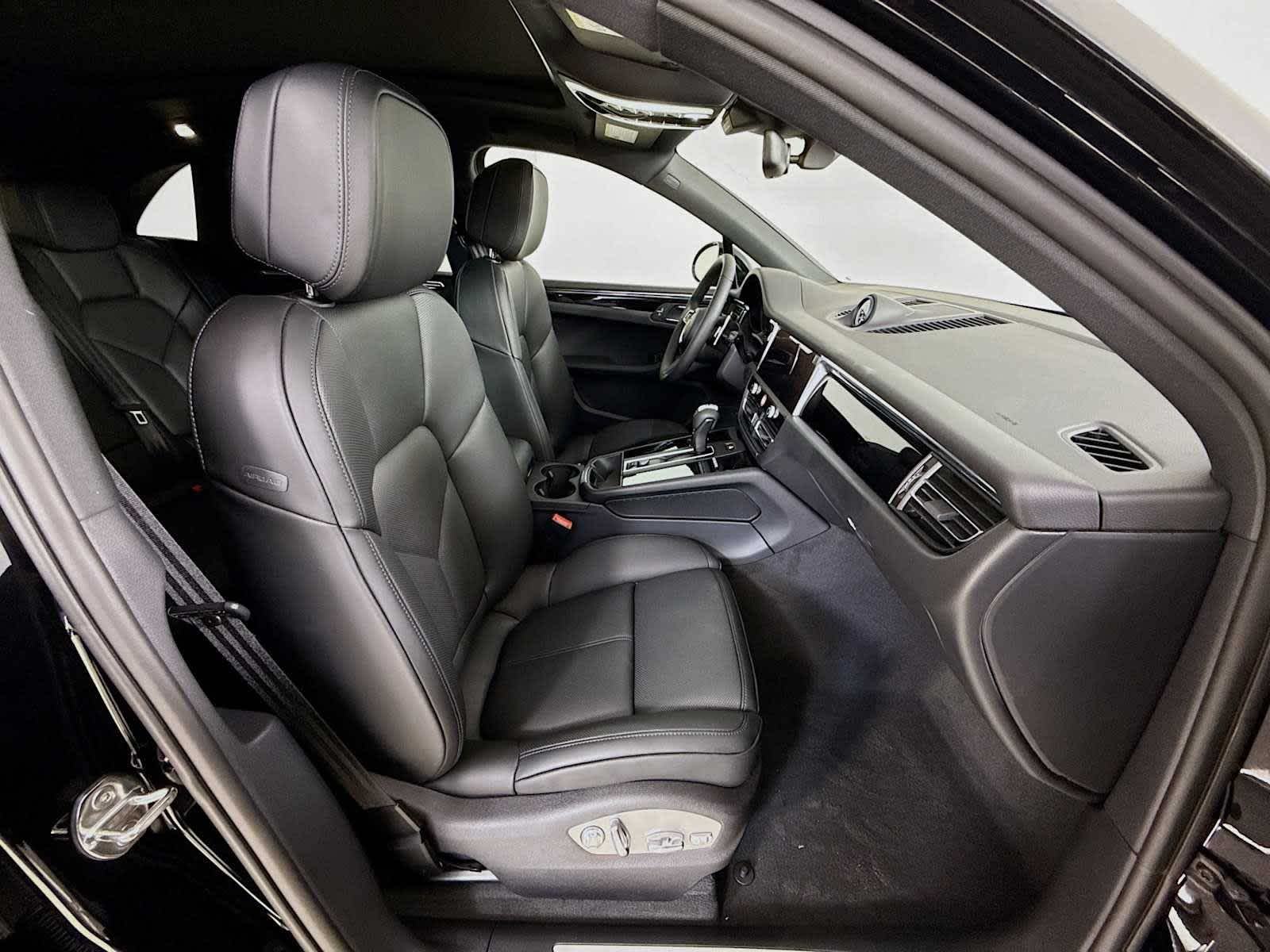 Thumbnail: 2026 Porsche Macan - 21