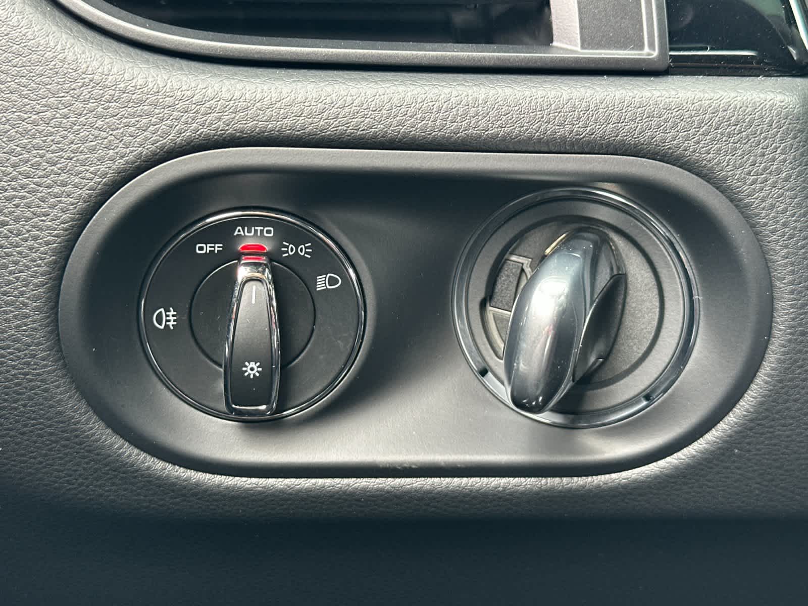 Thumbnail: 2026 Porsche Macan - 30