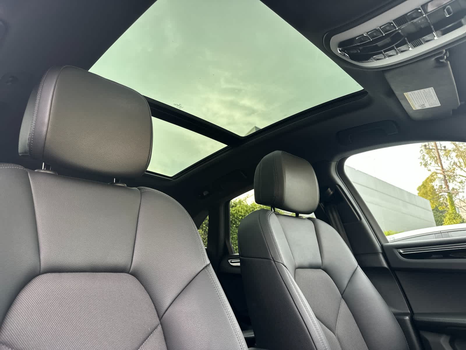 Thumbnail: 2025 Porsche Macan - 18