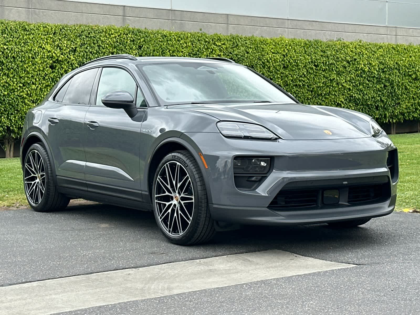 Thumbnail: 2026 Porsche Macan - 10