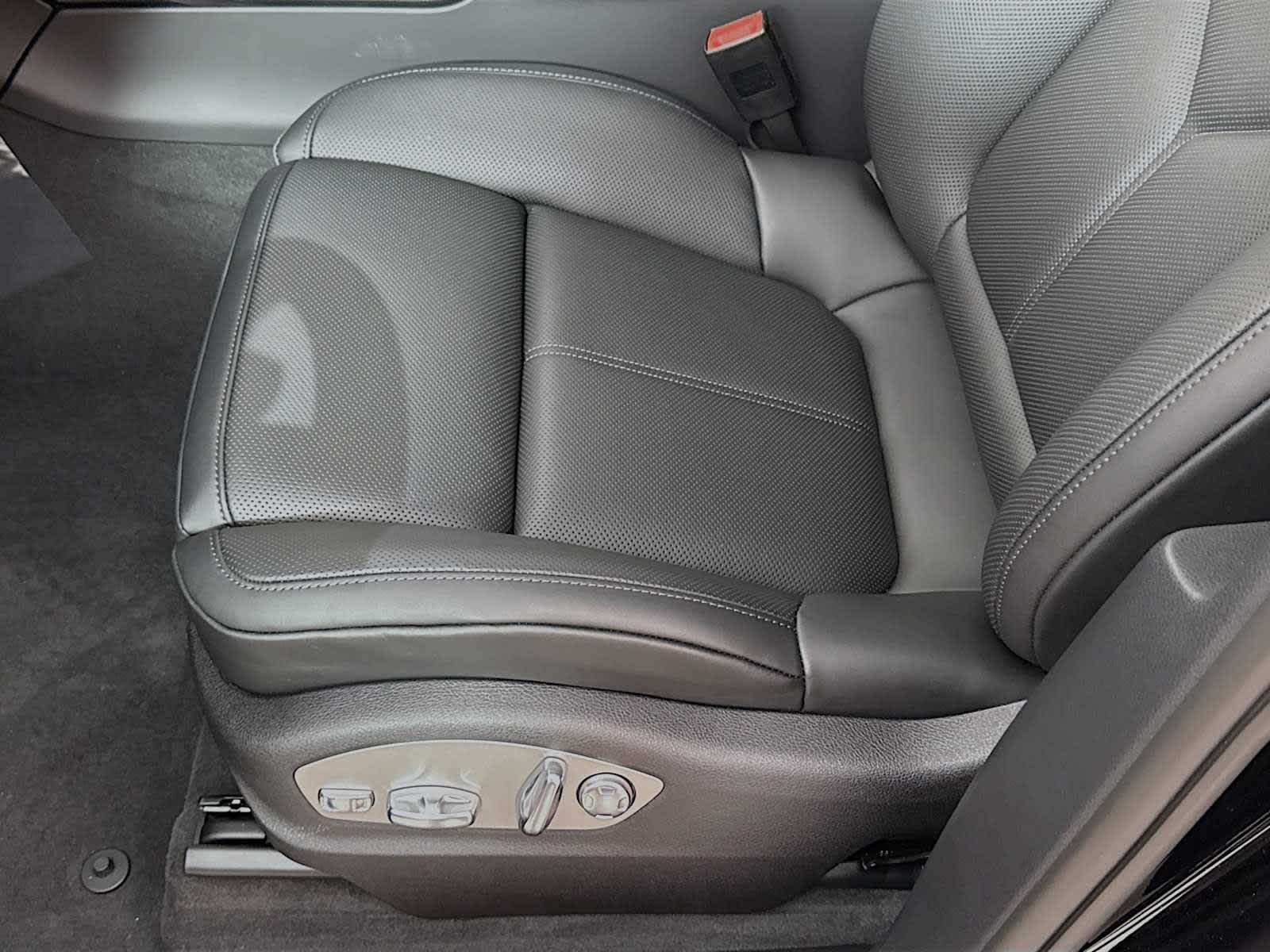 Thumbnail: 2026 Porsche Macan - 15