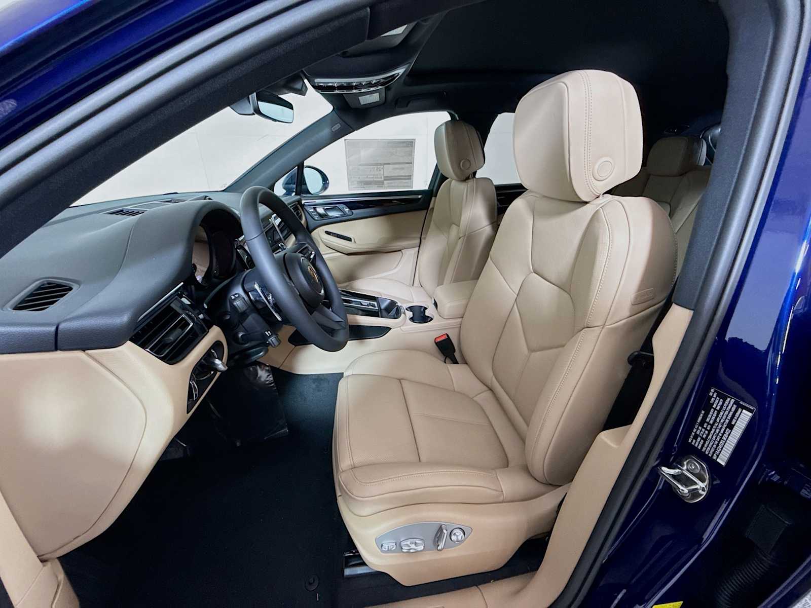 Thumbnail: 2025 Porsche Macan - 5