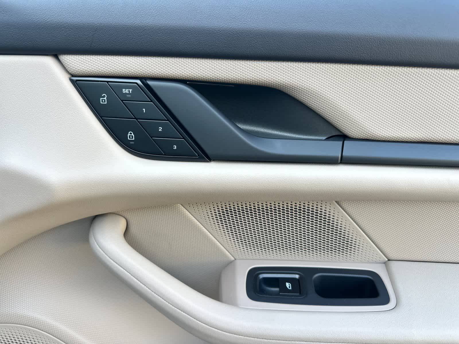 Thumbnail: 2022 Porsche Taycan - 18