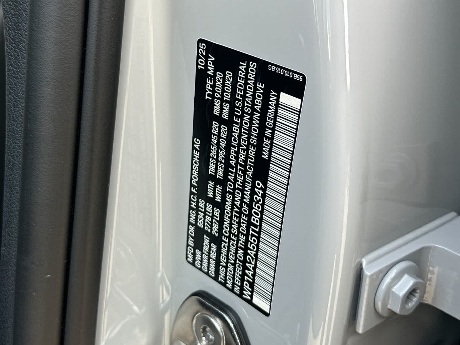 Thumbnail: 2026 Porsche Macan - 32