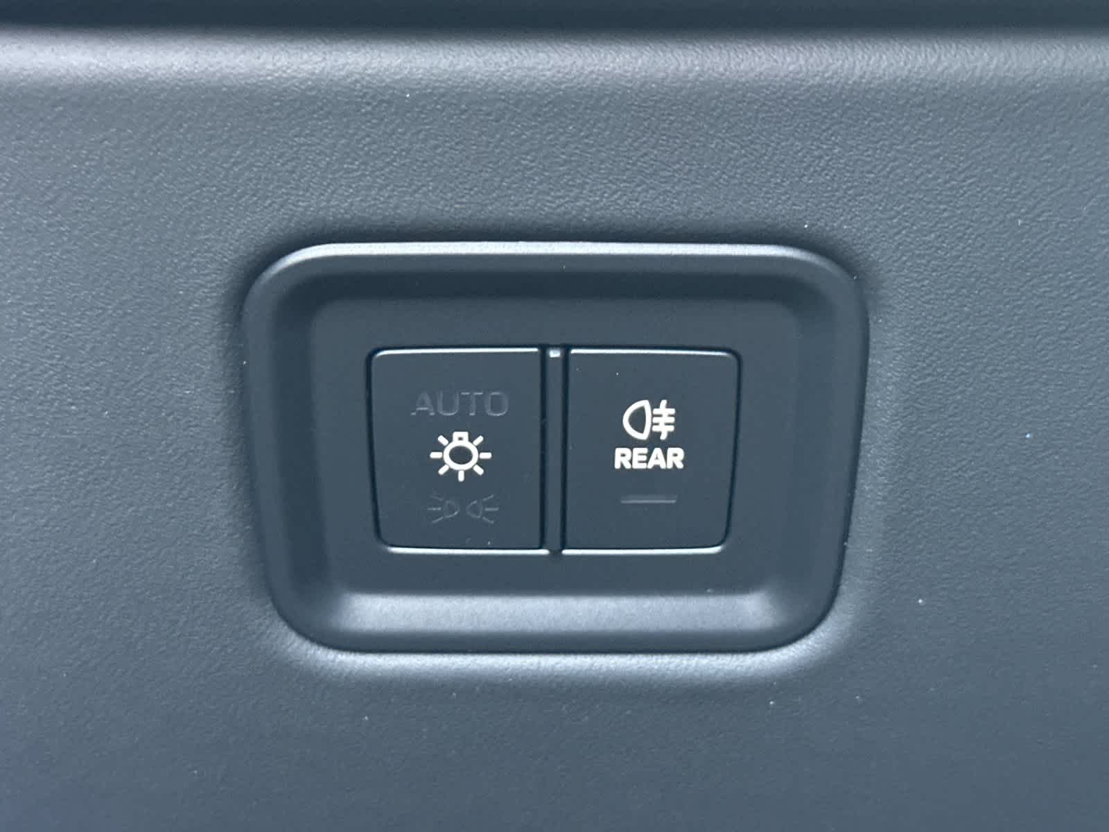 Thumbnail: 2026 Porsche Macan - 31