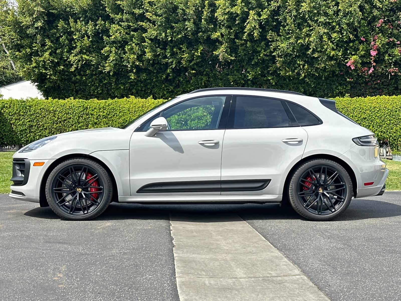 Thumbnail: 2026 Porsche Macan - 2