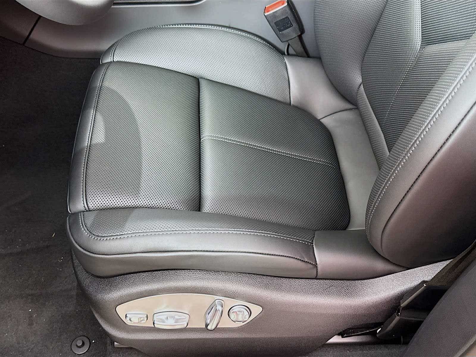 Thumbnail: 2026 Porsche Macan - 15