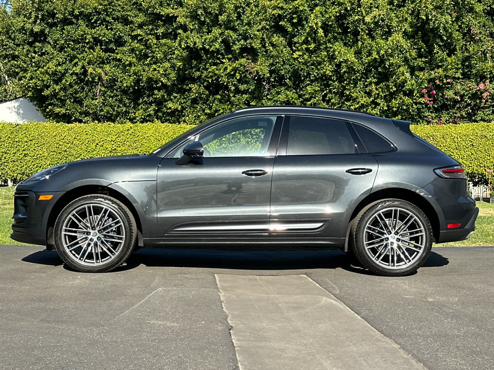 Thumbnail: 2025 Porsche Macan - 2