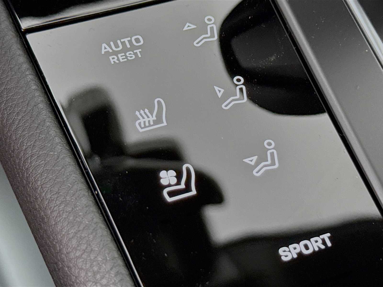 Thumbnail: 2026 Porsche Macan - 16