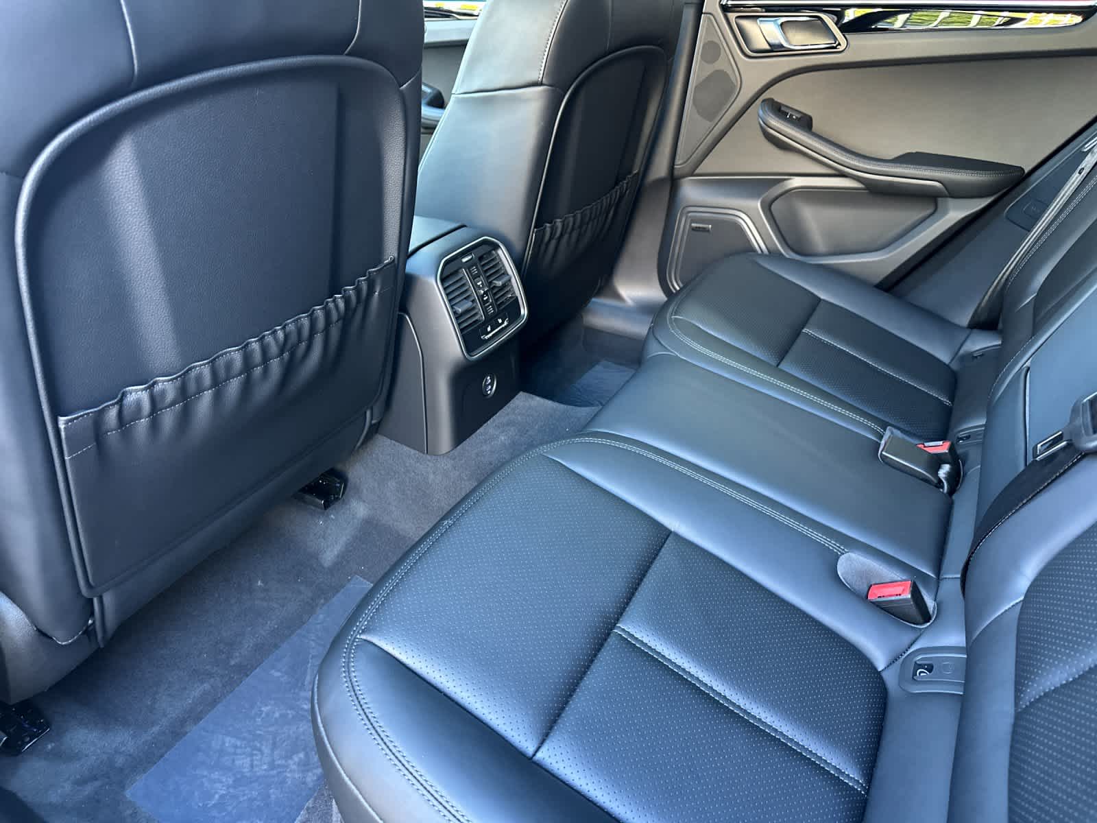 Thumbnail: 2026 Porsche Macan - 13