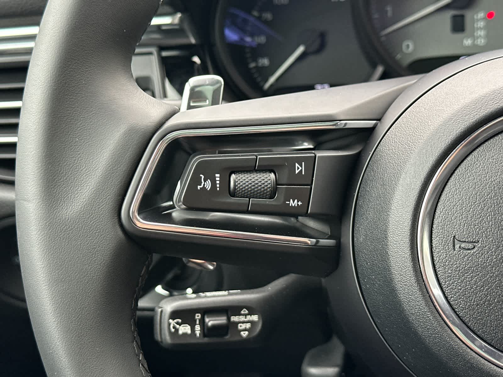 Thumbnail: 2026 Porsche Macan - 25