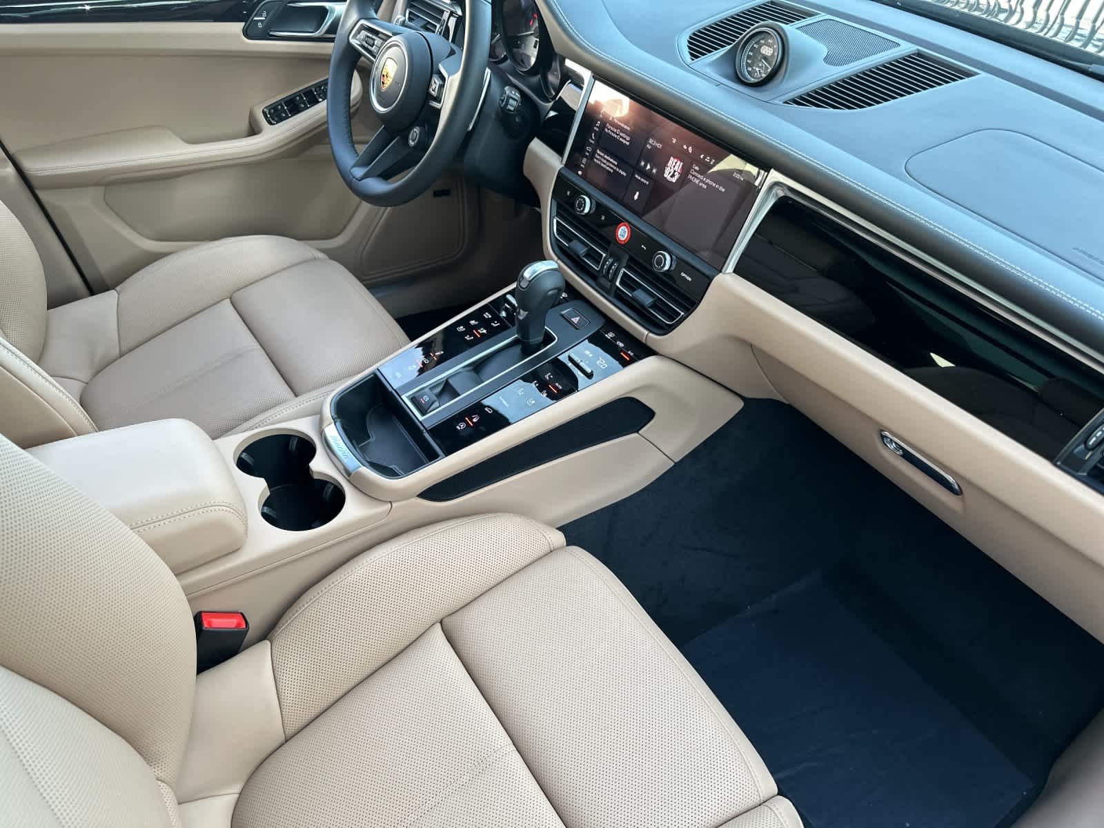 Thumbnail: 2026 Porsche Macan - 17