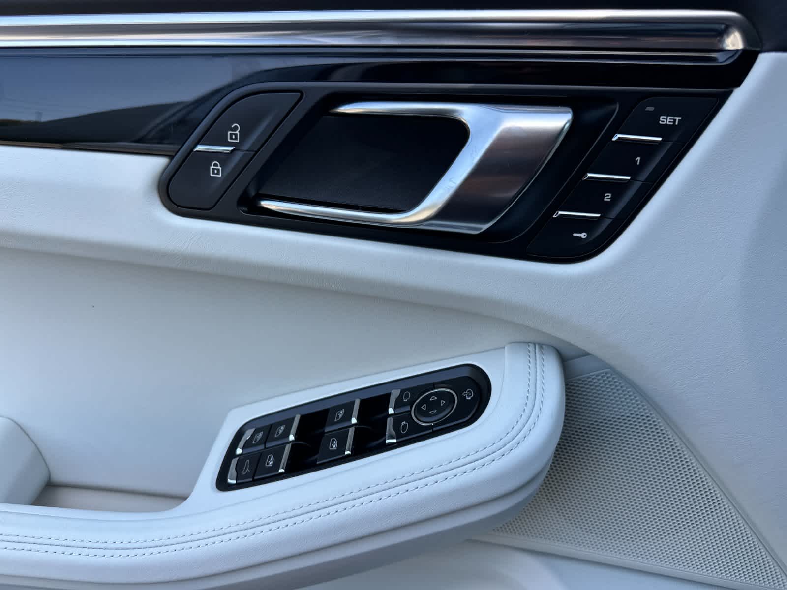 Thumbnail: 2026 Porsche Macan - 12