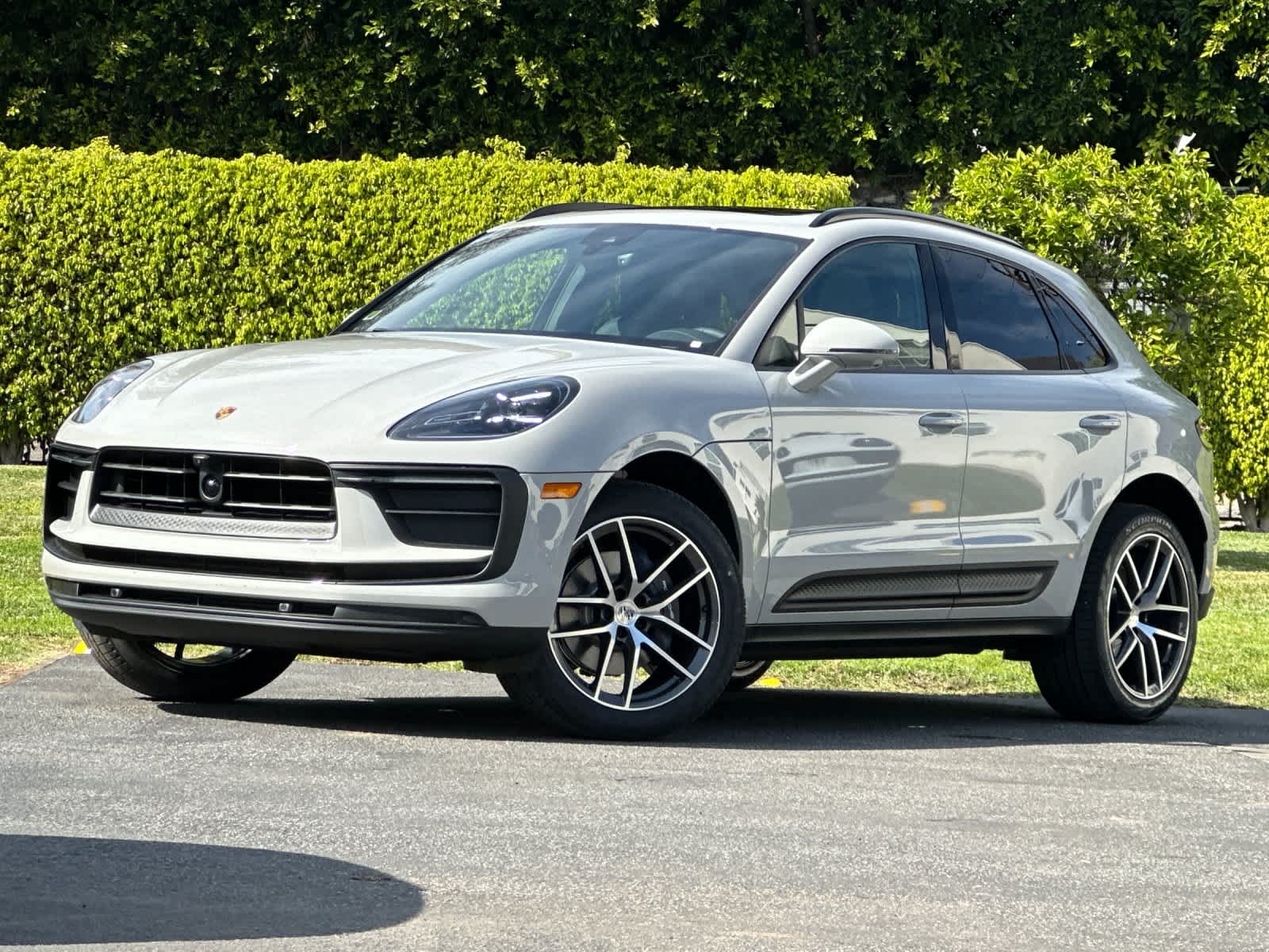 Thumbnail: 2026 Porsche Macan - 1