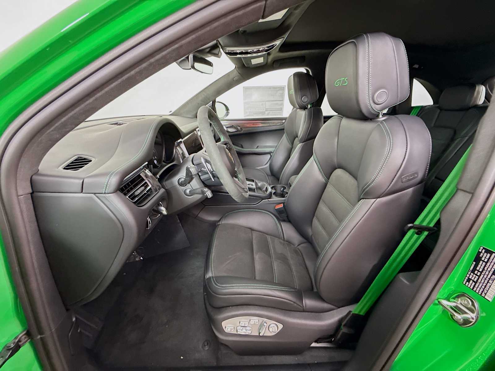 Thumbnail: 2025 Porsche Macan - 5