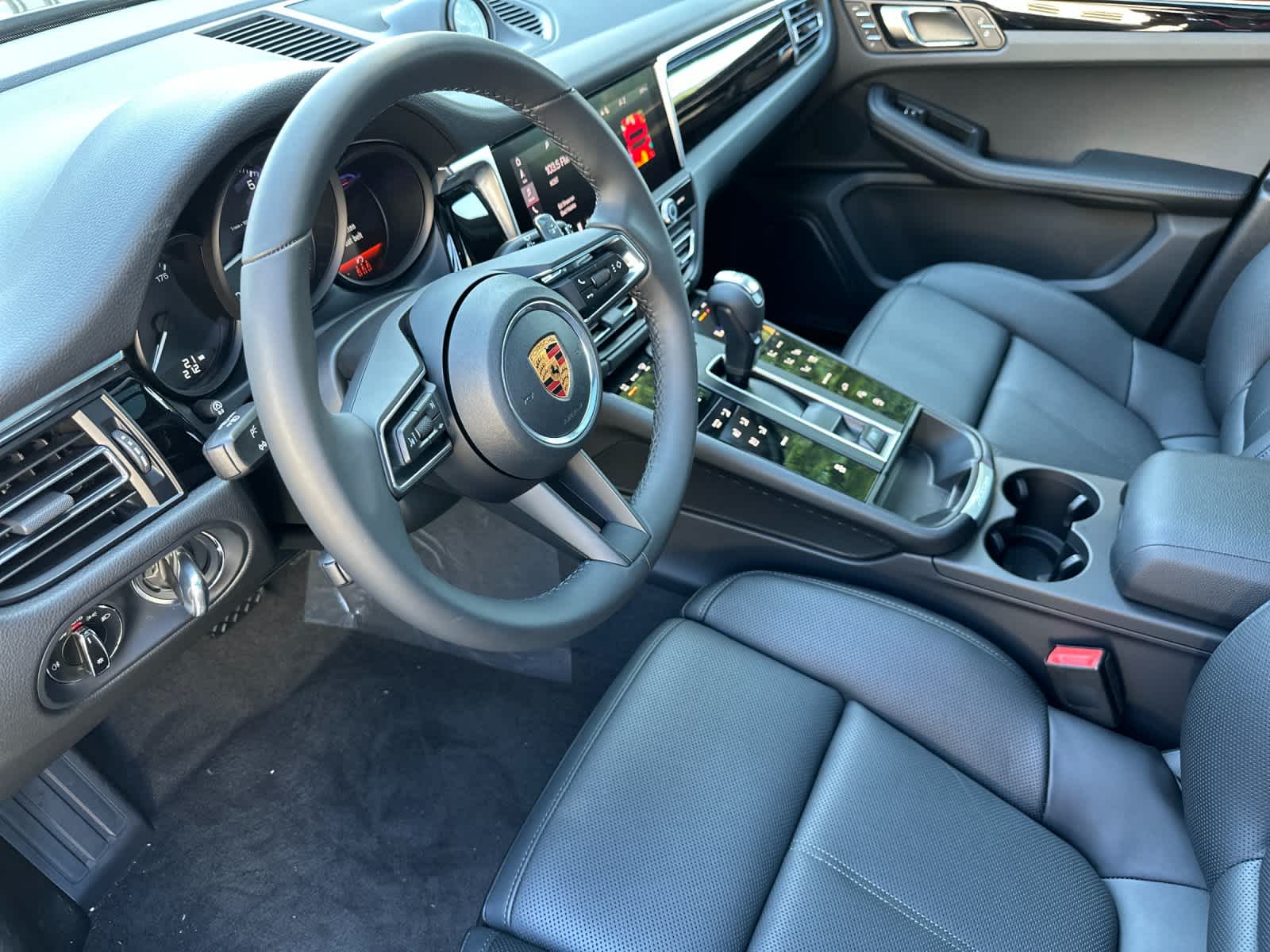 Thumbnail: 2026 Porsche Macan - 4