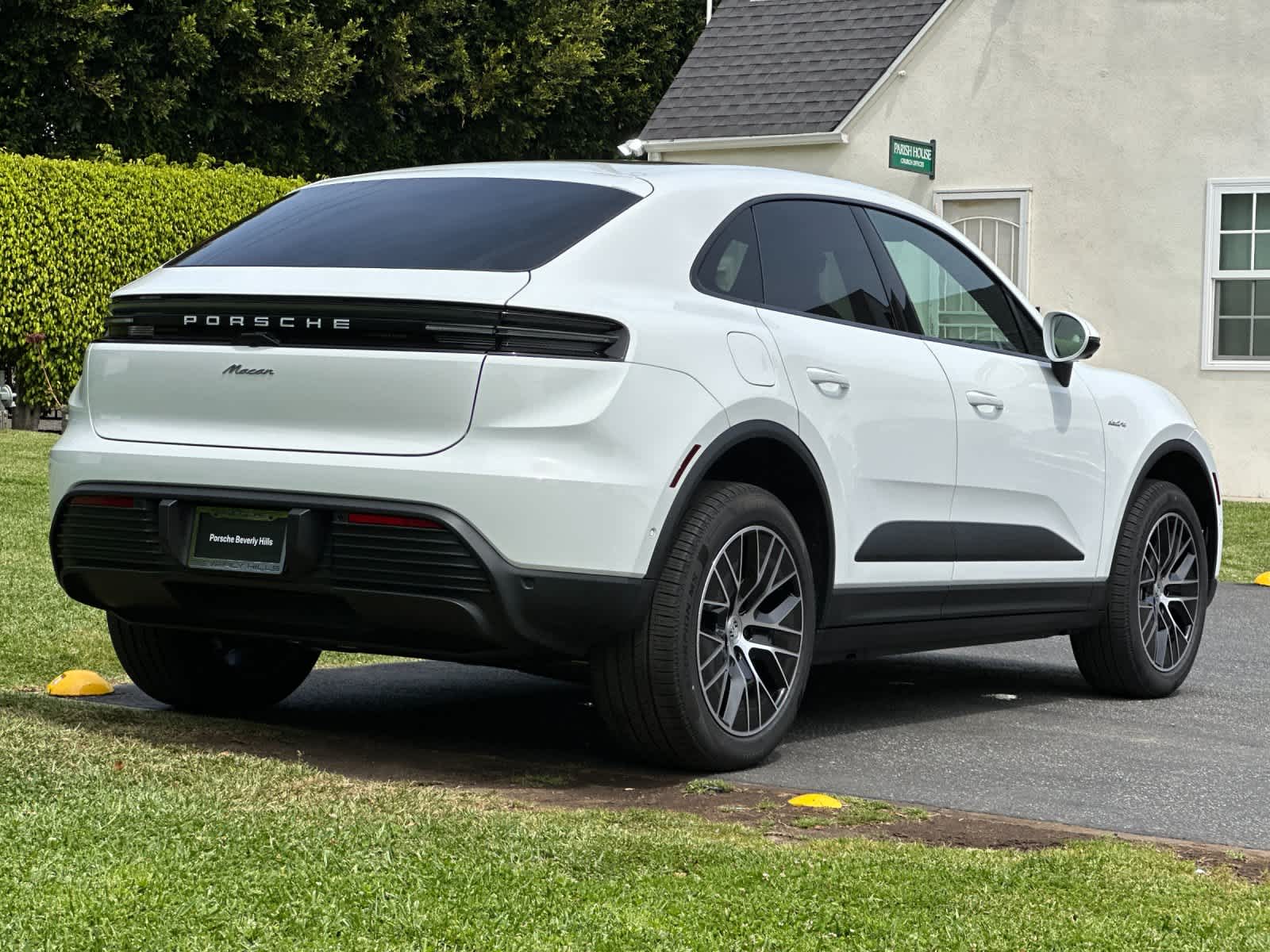 Thumbnail: 2026 Porsche Macan - 8