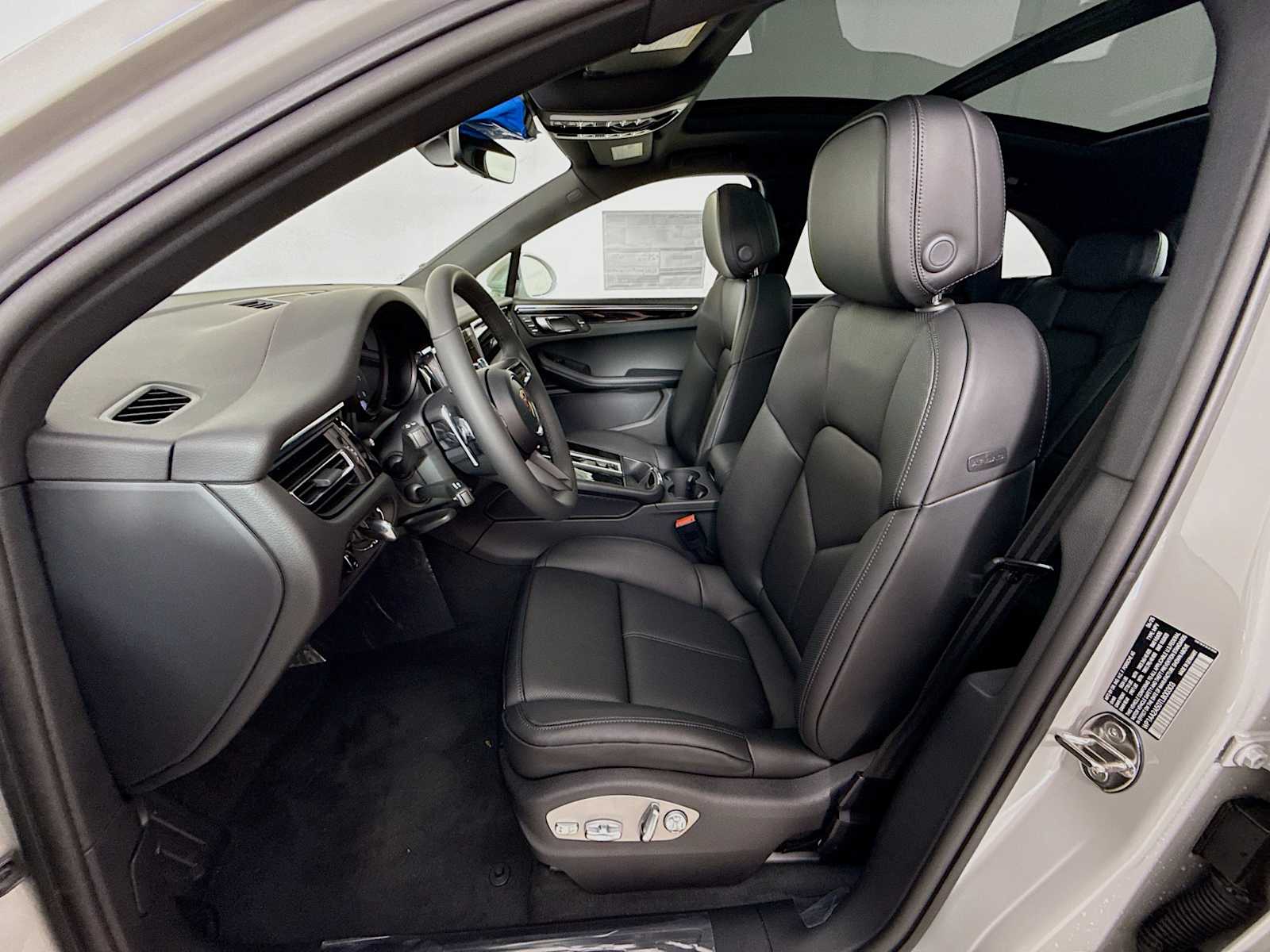 Thumbnail: 2026 Porsche Macan - 5