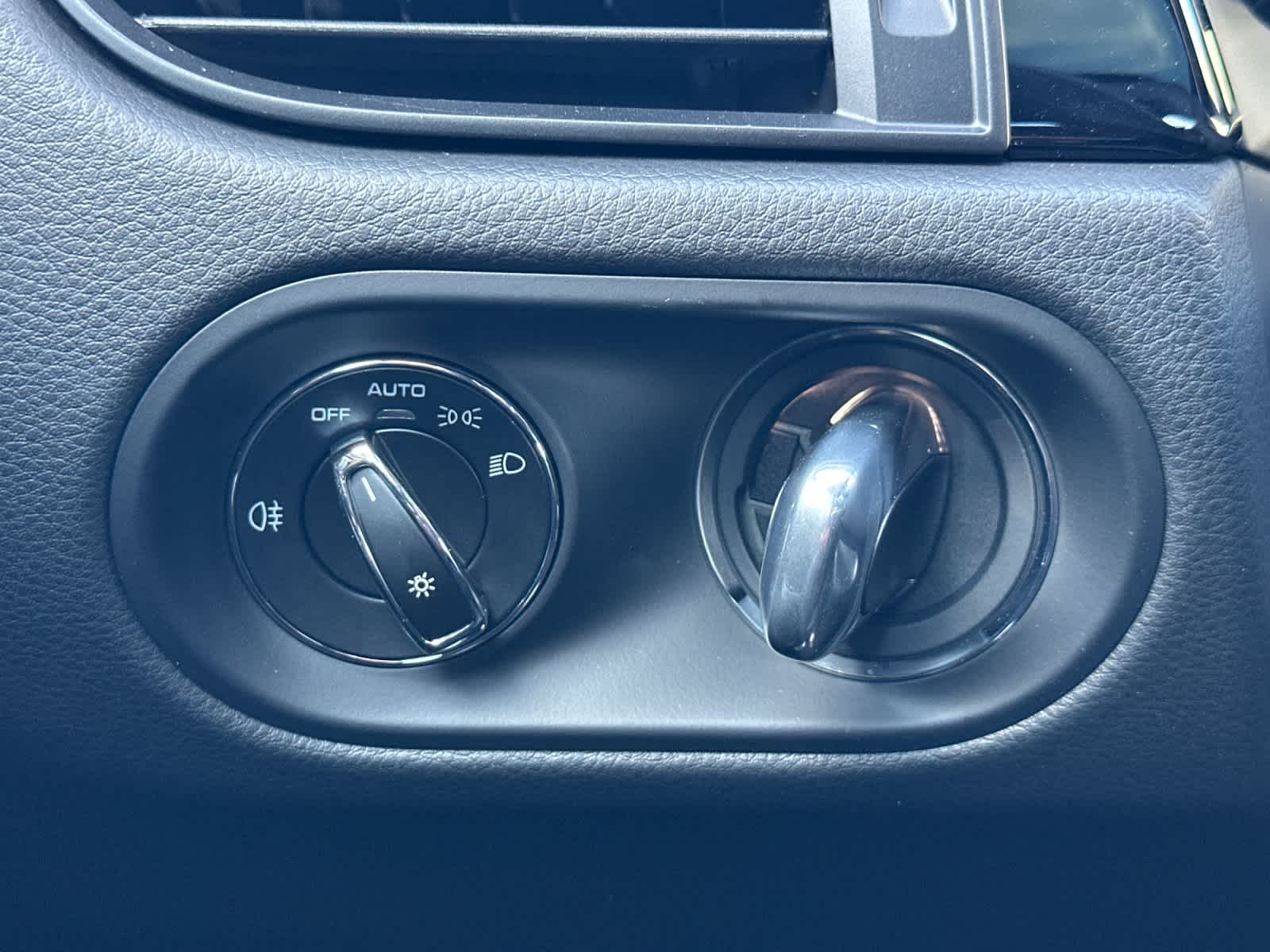 Thumbnail: 2026 Porsche Macan - 30