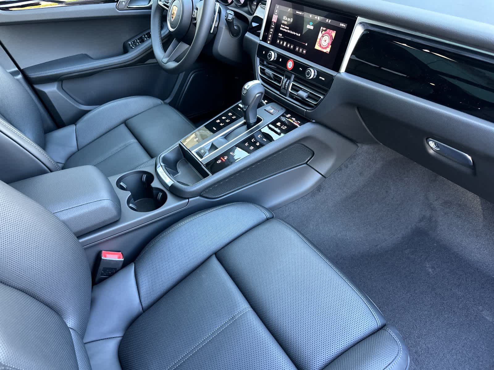 Thumbnail: 2026 Porsche Macan - 17