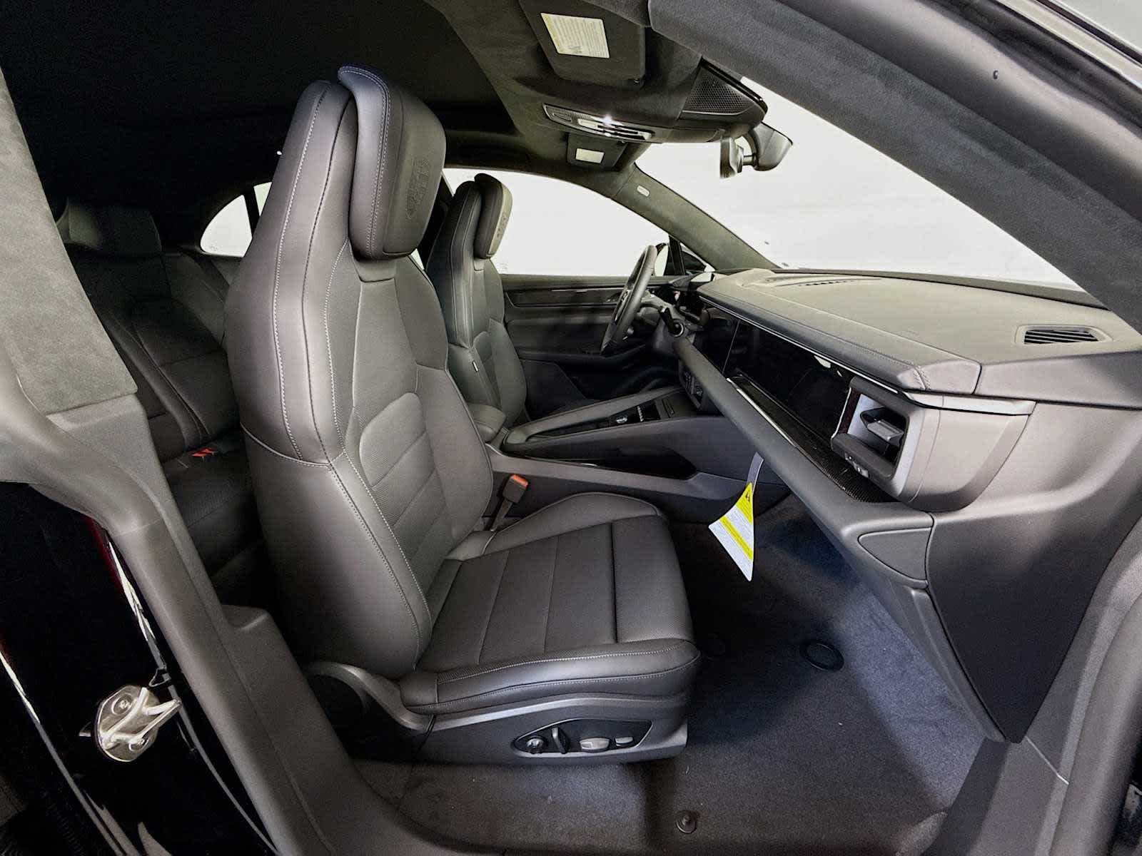 Thumbnail: 2025 Porsche Macan - 15