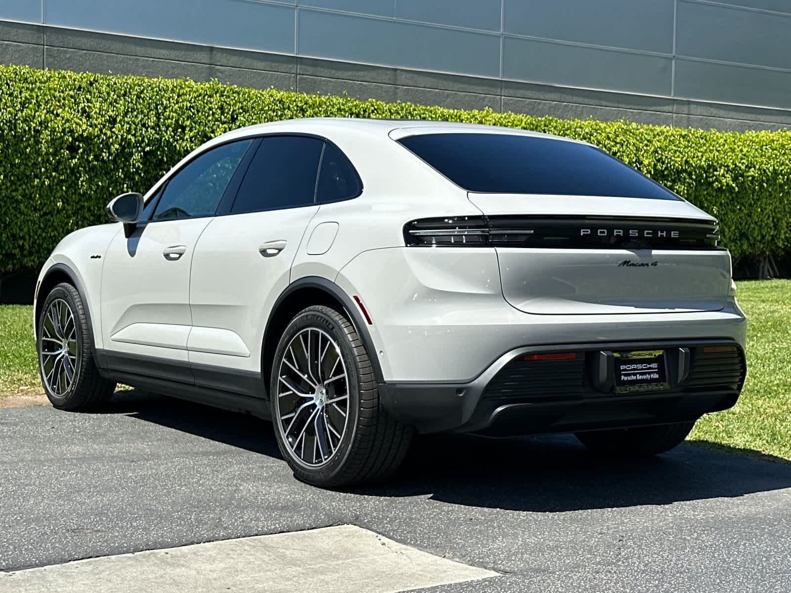 Thumbnail: 2026 Porsche Macan - 3