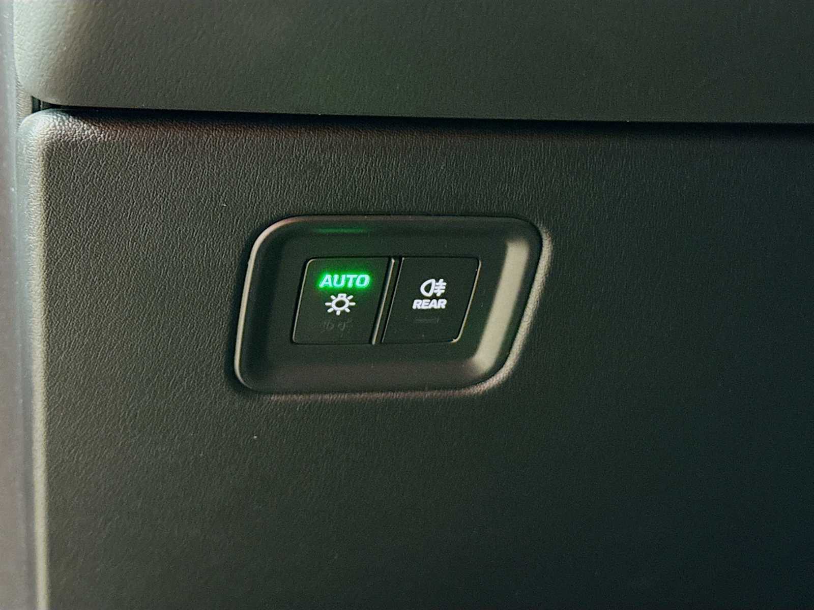 Thumbnail: 2025 Porsche Macan - 11