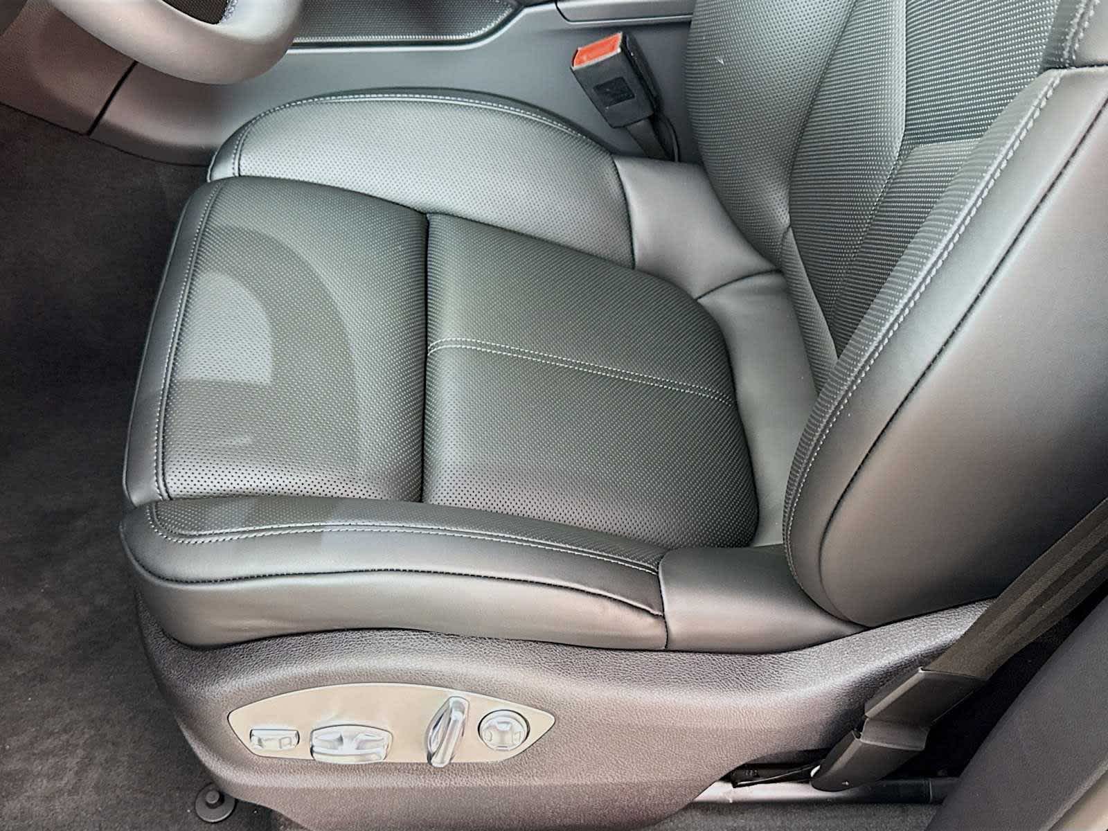 Thumbnail: 2026 Porsche Macan - 15